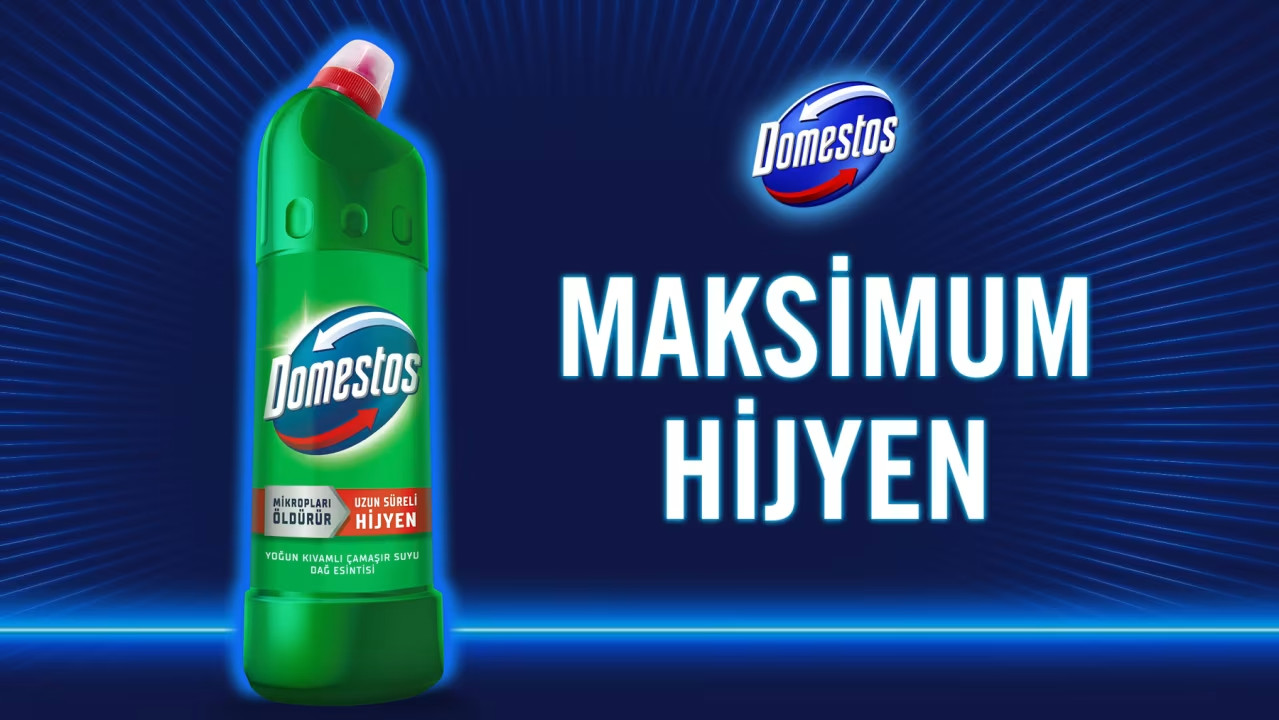 Tuvalet üzerinde yeşil Domestos çamaşır suyu